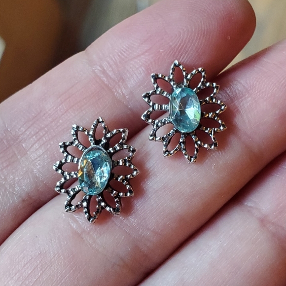 NWOT Baby Blue Flower Stud Earrings - Picture 2 of 5